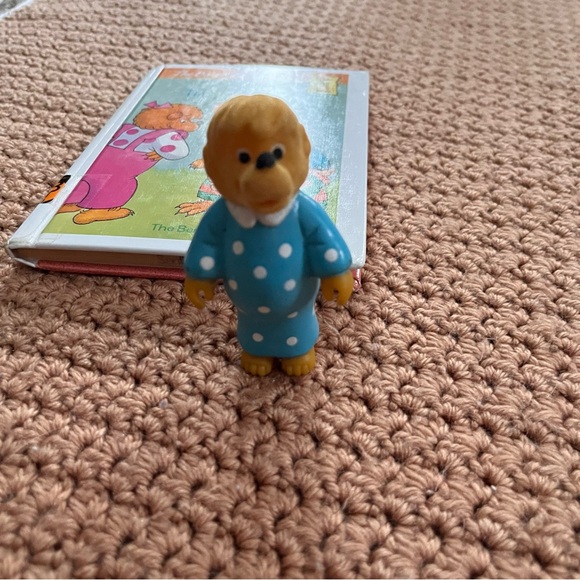 Berenstein Bears Book Bundle 3 Books with Vintage Mama Bear Figurine - Picture 12 of 13